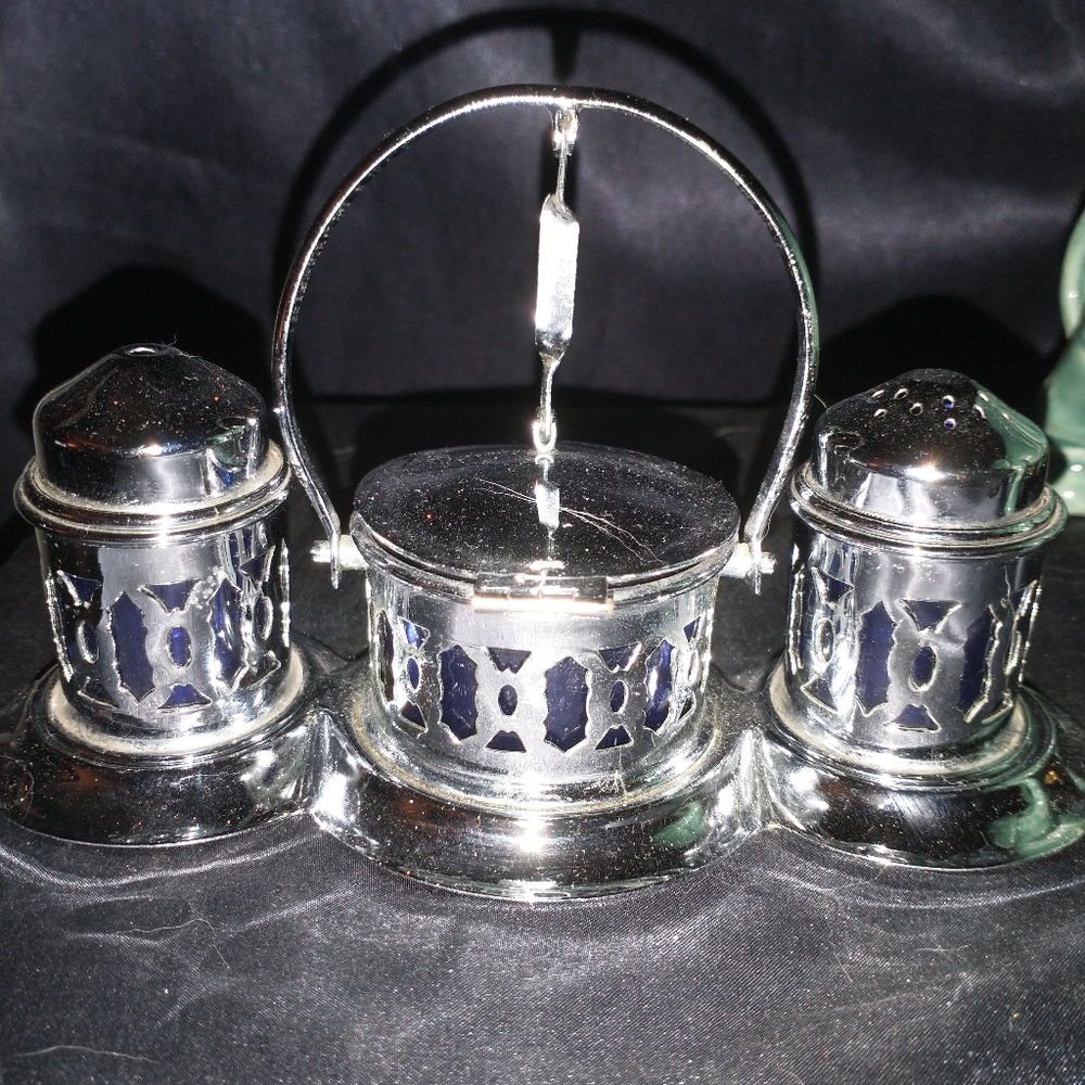 Very pretty English  S &  P Shaker set